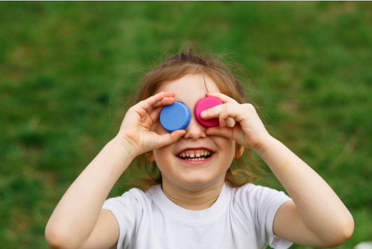 Juego de memoria hecho con tapones de plástico para niños