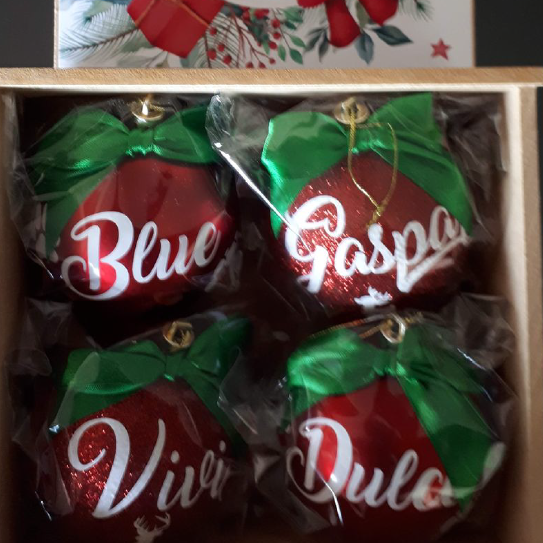 Pack: 4 esferas de 8 cm para navidad + Cajita de madera de regalo